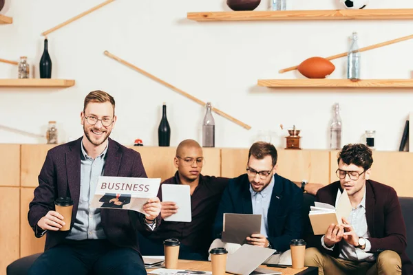 Portrait Jeunes Hommes Affaires Multiculturels Dans Café — Photo gratuite