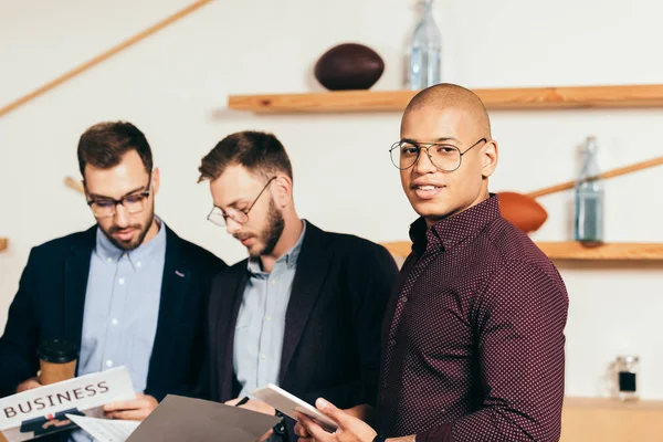 Retrato Jóvenes Empresarios Multirraciales Cafetería — Foto de stock gratis