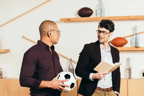 Retrato Empresários Multiétnicos Com Bola Futebol Livro Café — Fotografia de Stock