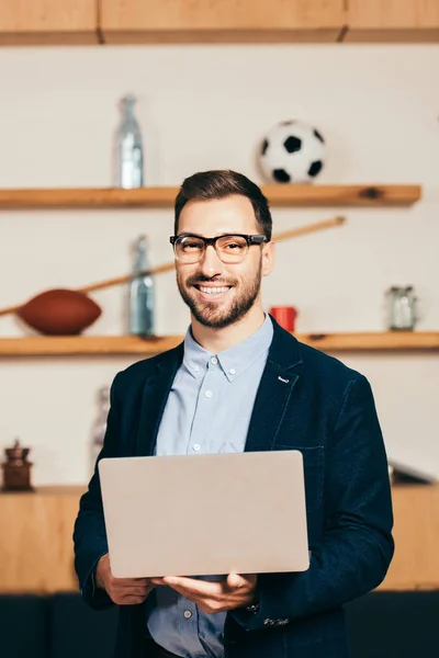 Retrato Joven Hombre Negocios Sonriente Gafas Con Ordenador Portátil Cafetería —  Fotos de Stock