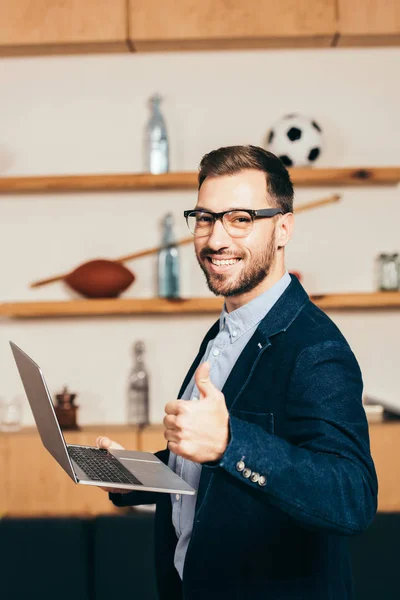 Vista Lateral Homem Negócios Sorridente Com Laptop Mostrando Polegar Café — Fotografia de Stock Grátis