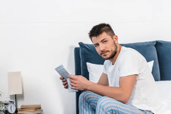 Homem Bonito Segurando Jornal Cama Manhã Casa Olhando Para Câmera — Fotografia de Stock Grátis