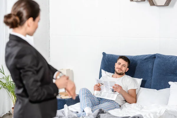 Seçici Odak Denetlemesini Kol Saati Erkek Pijama Gazetede Yatak Odasında — Ücretsiz Stok Fotoğraf
