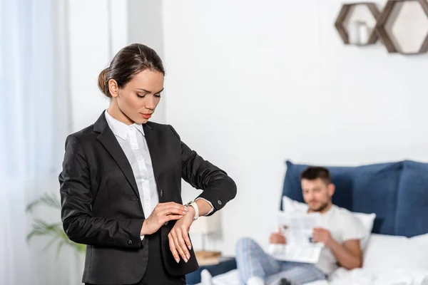 Petite Amie Costume Vérifier Heure Montre Bracelet Petit Ami Pyjama — Photo gratuite