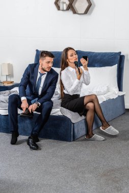 yüz pudrası ve erkek ayakkabıları sabah evde takım elbiseli kız