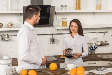 erkek gömlek kadar düğmelerini ve demlik kahve ile evde, tutan kız cinsiyet eşitliği kavramı