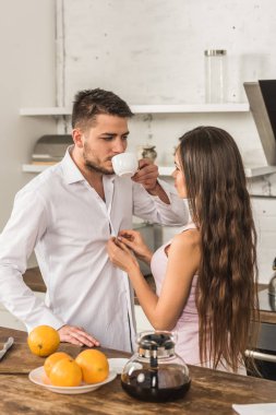 içme kahve ve kadar evde gömleğinin düğmelerini kız erkek