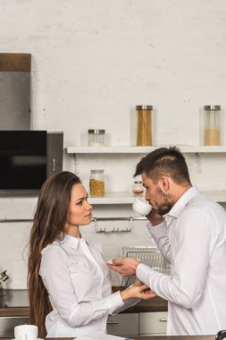 içme kahve ve kadar evde, onun kol düğmelerini kız erkek cinsiyetçilik kavramı