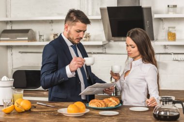 kahve içme ve birlikte evde, gazete okuyan sevgili cinsiyet eşitliği kavramı