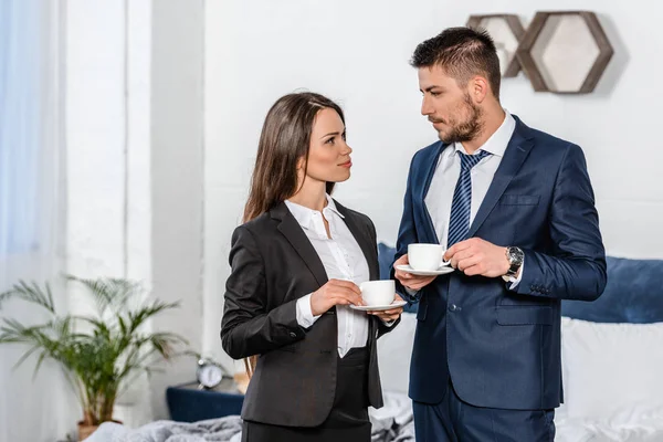 Novia Novio Trajes Con Tazas Café Mañana Casa Mirándose Uno — Foto de stock gratis