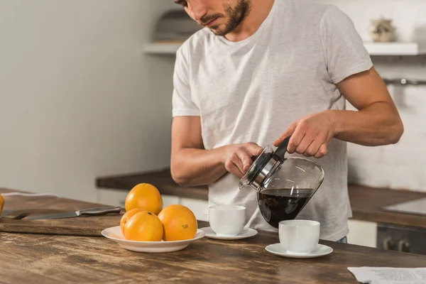 Обрезанный Образ Человека Наливающего Кофе Чашку Утром Кухне — стоковое фото