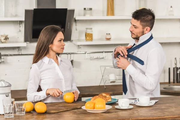 Novio Atar Corbata Novia Corte Naranjas Mañana Cocina Concepto Estereotipos — Foto de stock gratuita