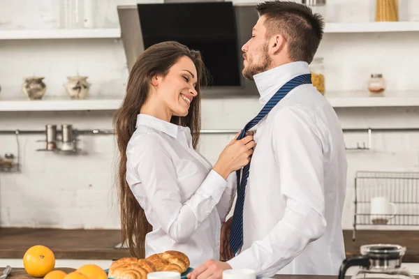 Vista Lateral Namorada Amarrando Gravata Namorado Manhã Cozinha Conceito Sexismo — Fotografia de Stock