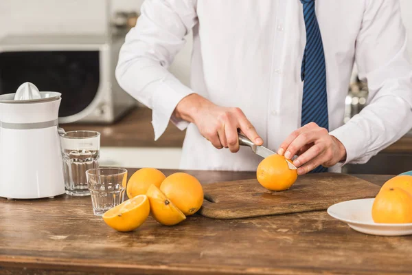 Imagen Recortada Hombre Cortando Naranjas Para Jugo Por Mañana Cocina — Foto de stock gratis