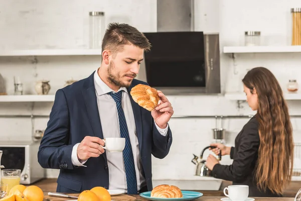 Kahvaltı ve çaydanlık ocakta evde, sosyal rolleri kavramı koyarak kız arkadaşı olan erkek