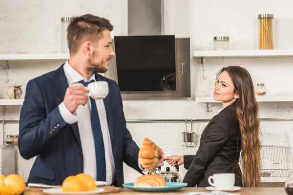 Boyfriend Having Breakfast Girlfriend Putting Kettle Stove Home Sexism Concept — Stock Photo, Image