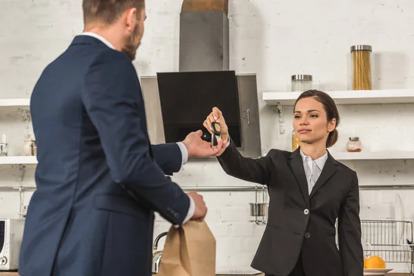 Girlfriend Giving Lunch Car Keys Boyfriend Morning Kitchen Sexism Concept — Free Stock Photo