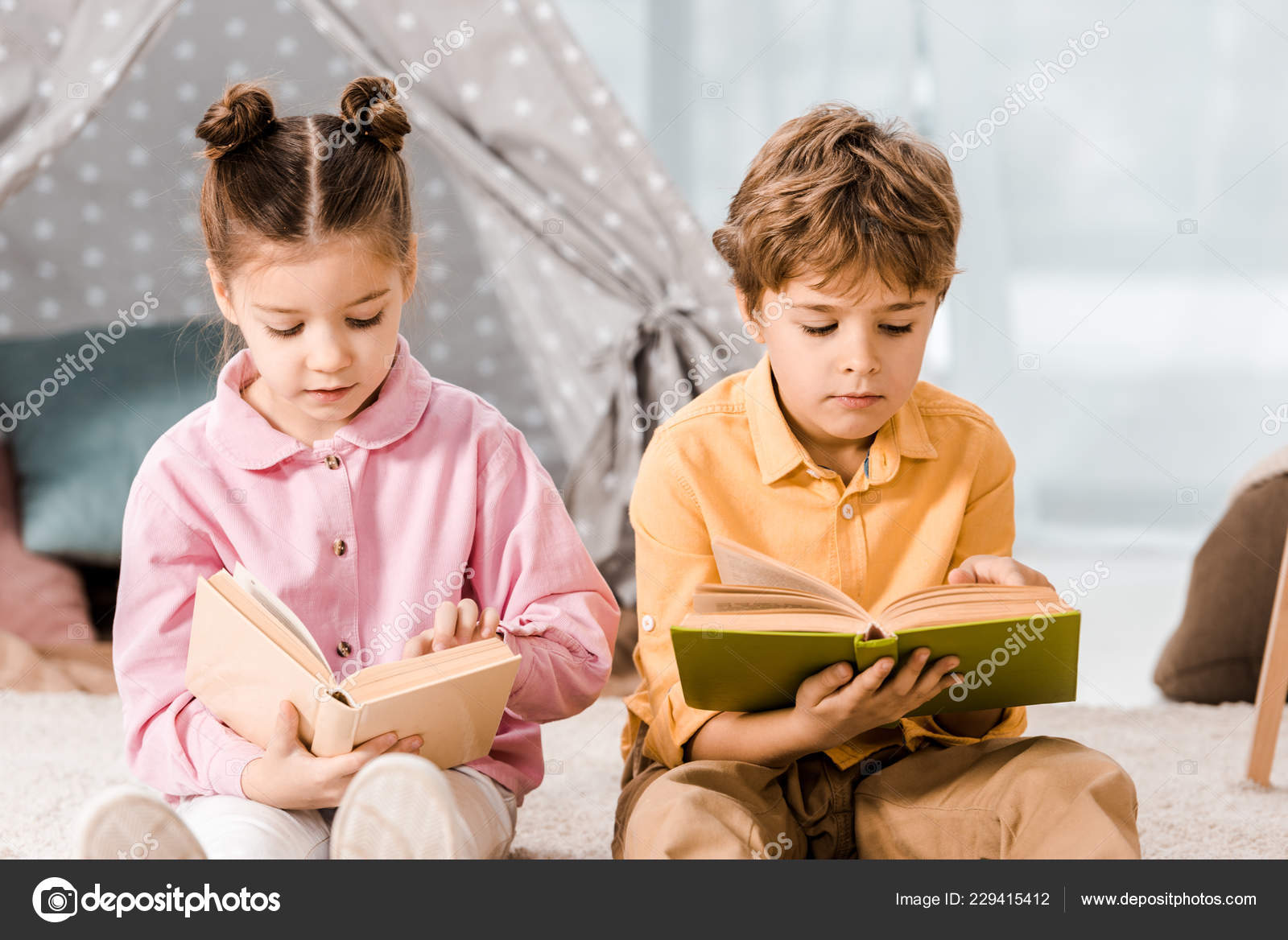 Adorable Kids Sitting Carpet Reading Books Together — Stock Photo