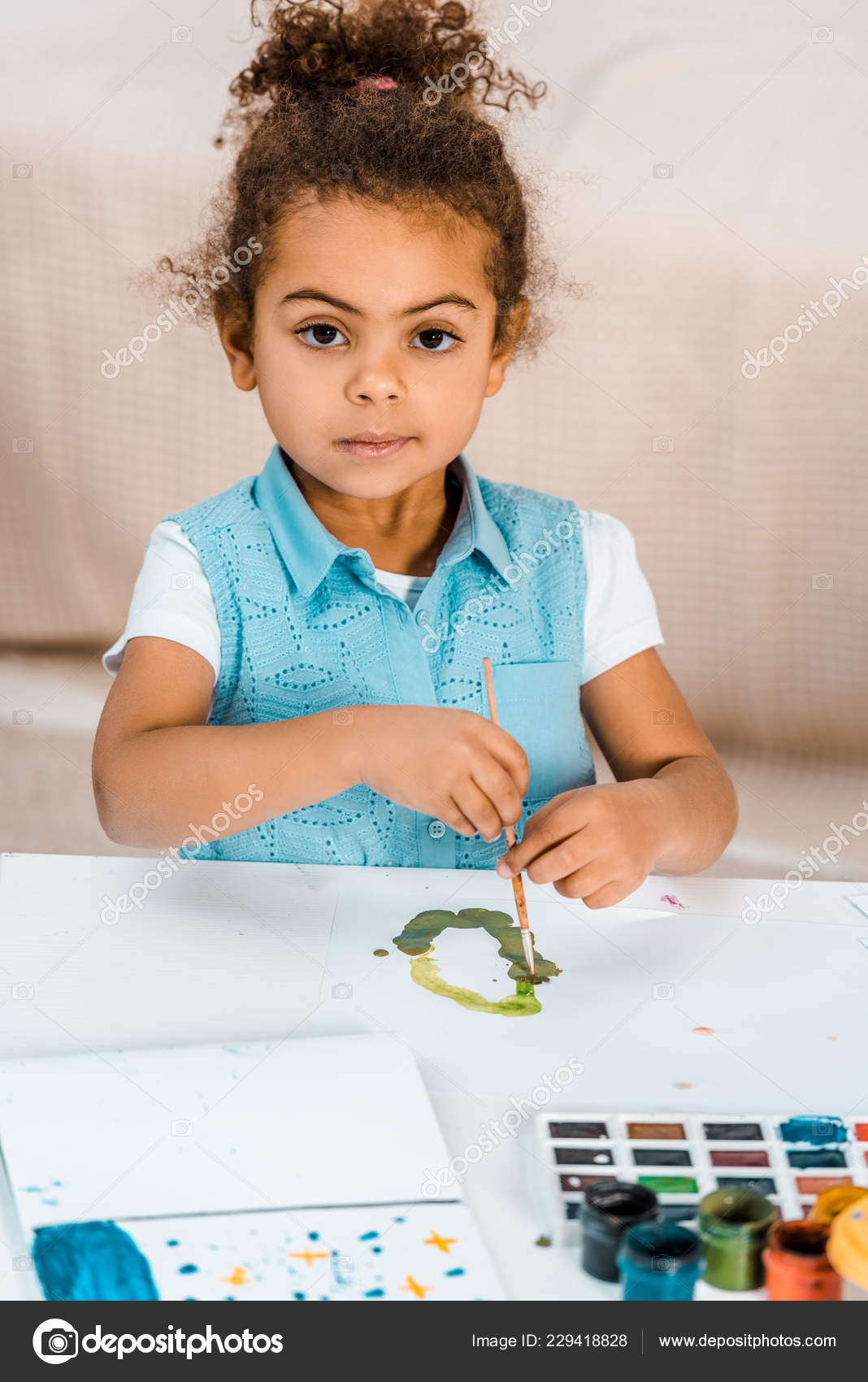 Adorable African American Child Painting Looking Camera — Free Stock