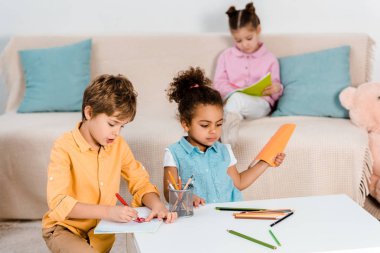 çok güzel çok ırklı çocuklar çizim ve birlikte eğitim 