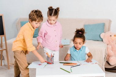 yüksek açılı görünüş çizim birlikte çok güzel çok ırklı çocukların