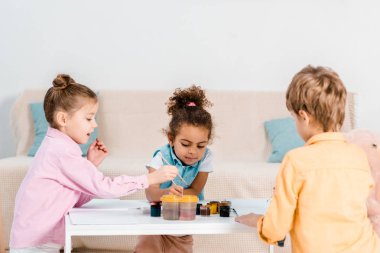 oturma ve çizim birlikte çok güzel çok ırklı çocuklar 