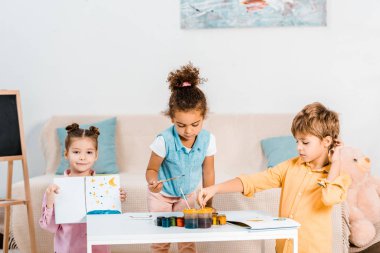 çizim boyalar ile birlikte şirin çok ırklı çocuklar 