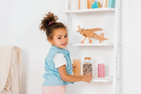 Söt Afrikansk Amerikansk Barn Hålla Ljus Och Ler Mot Kameran — Stockfoto