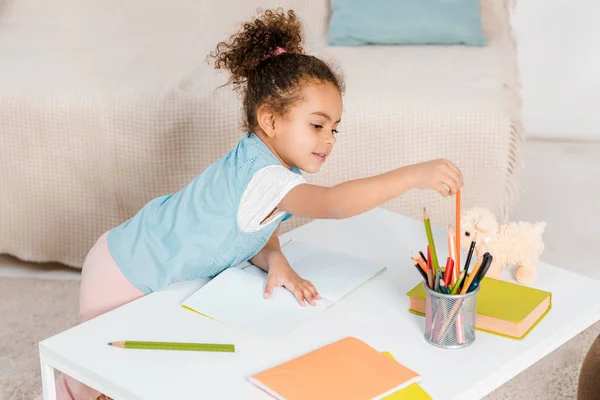 Vista Ángulo Alto Lindo Niño Afroamericano Sonriente Estudiando Mesa — Foto de stock gratis