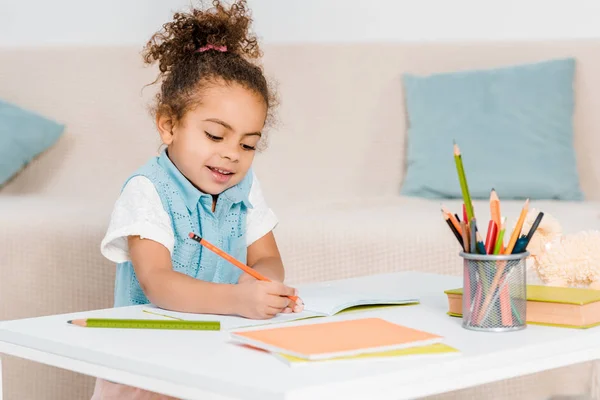 Adorável Sorridente Afro Americano Criança Estudando Escrevendo Com Lápis — Fotografia de Stock