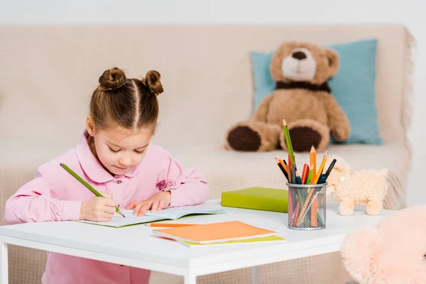 Kalemle Yazma Evde Eğitim Çok Güzel Odaklı Çocuk — Stok fotoğraf