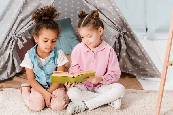 Visão Alto Ângulo Crianças Multiétnicas Bonitos Sentados Tapete Leitura Livro — Fotografia de Stock