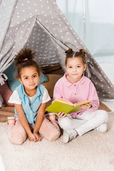 Visão Alto Ângulo Crianças Multiétnicas Bonitos Sentados Tapete Com Livro — Fotos gratuitas