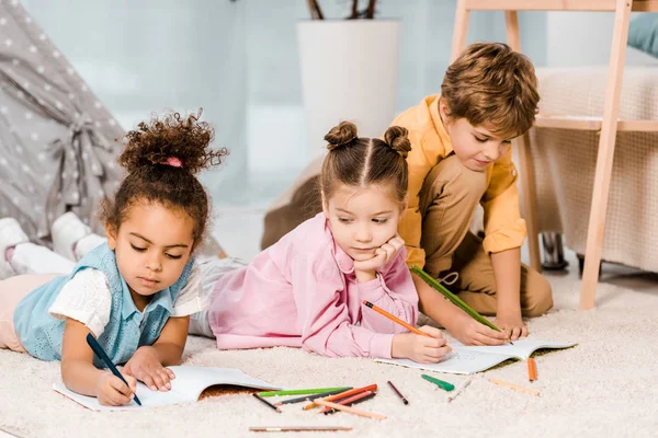 Hermosos Niños Multiétnicos Acostados Alfombra Estudiando Juntos —  Fotos de Stock