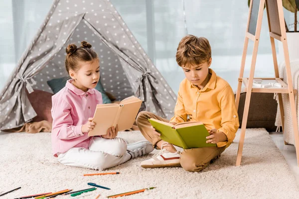 Güzel Odaklı Çocuk Halı Üzerinde Oturan Birlikte Kitap Okuma — Stok fotoğraf
