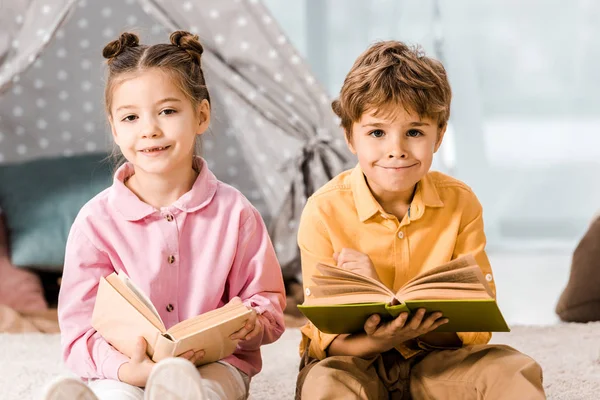 Vackra Barn Hålla Böcker Och Ler Mot Kameran Tillsammans — Stockfoto