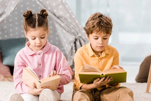 Çok Güzel Çocuklar Halı Üzerinde Oturan Birlikte Kitap Okuma — Stok fotoğraf