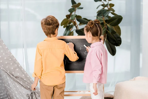 Rückansicht Von Kindern Die Gemeinsam Auf Kreidetafel Schreiben — Stockfoto