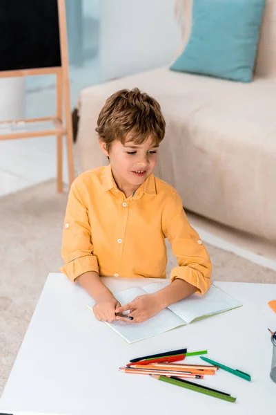 Vue Grand Angle Mignon Petit Garçon Assis Table Étudiant Maison — Photo