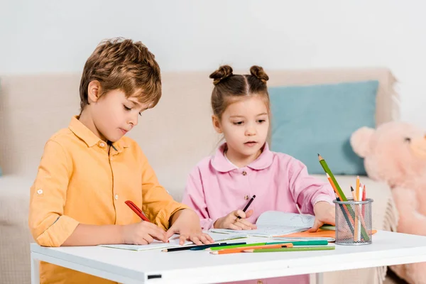 Schattige Kleine Kinderen Schrijven Samen Studeren — Stockfoto