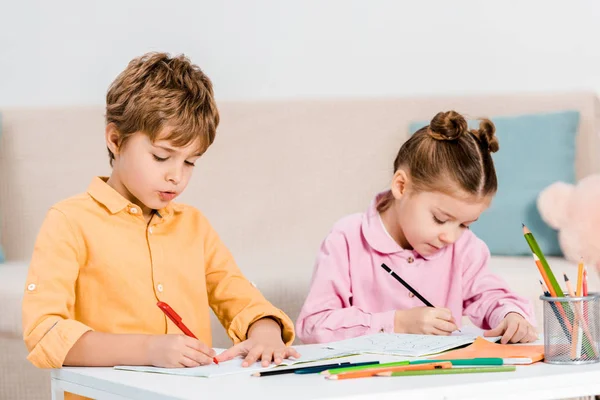 Lindas Crianças Escrevendo Estudando Juntas — Fotografia de Stock