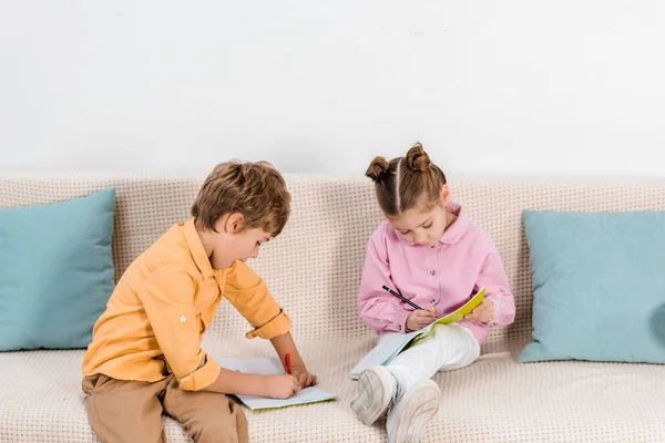 Drăguț Copii Mici Stând Canapea Desenând Împreună — Fotografie, imagine de stoc