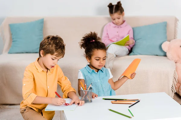 Adorable Multiethnic Kids Drawing Studying Together — Stock Photo, Image