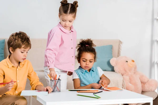 Adoráveis Crianças Multiétnicas Desenhar Estudar Juntos — Fotografia de Stock