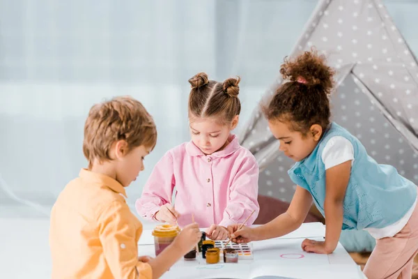 Милі Багатоетнічні Діти Сидять Малюють Разом — стокове фото