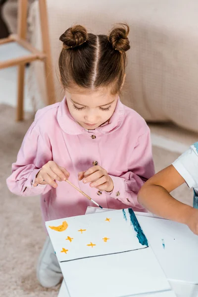 Hochwinkelansicht Des Entzückenden Kleinen Kindes Das Bild Mit Farben Zeichnet — kostenloses Stockfoto