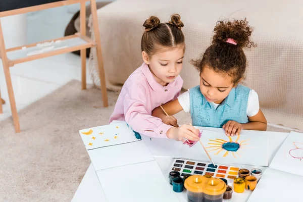 Vista Ángulo Alto Lindos Niños Multiétnicos Sentados Pintando Juntos — Foto de Stock