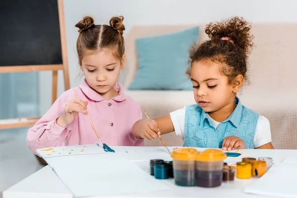 Cute Little Multiethnic Kids Sitting Painting Together — Stock Photo, Image