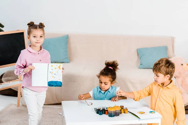 Adorable Multiethnic Children Drawing Paints Together — Free Stock Photo