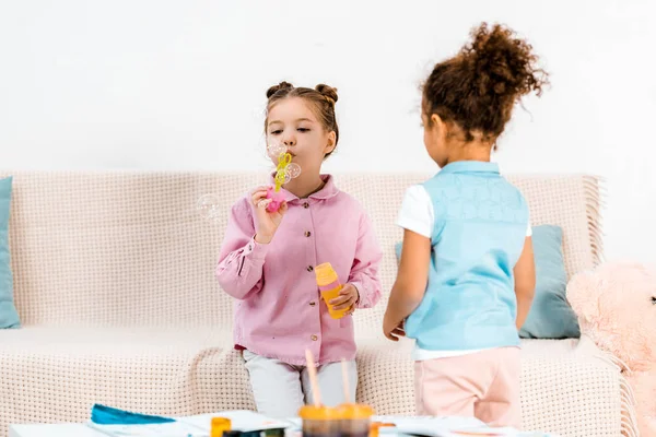 Hermosos Niños Multiétnicos Jugando Con Burbujas Jabón Juntos — Foto de stock gratis